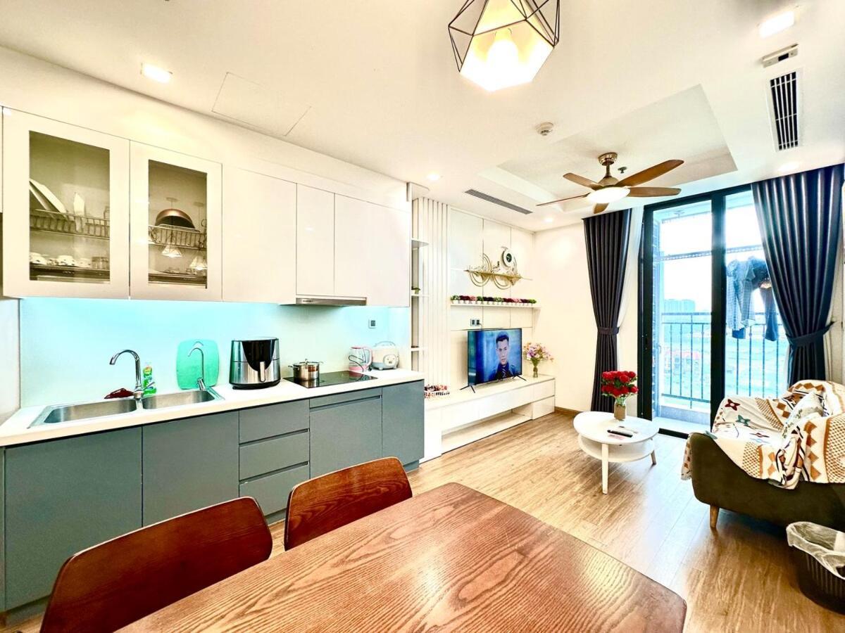Luxury Two Bedroom, Fast Airport Access, Close To Marriott Căn hộ Hà Nội